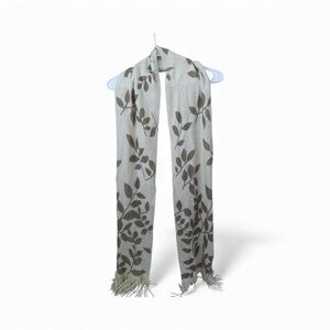 Elegant Leaf Pattern Scarf